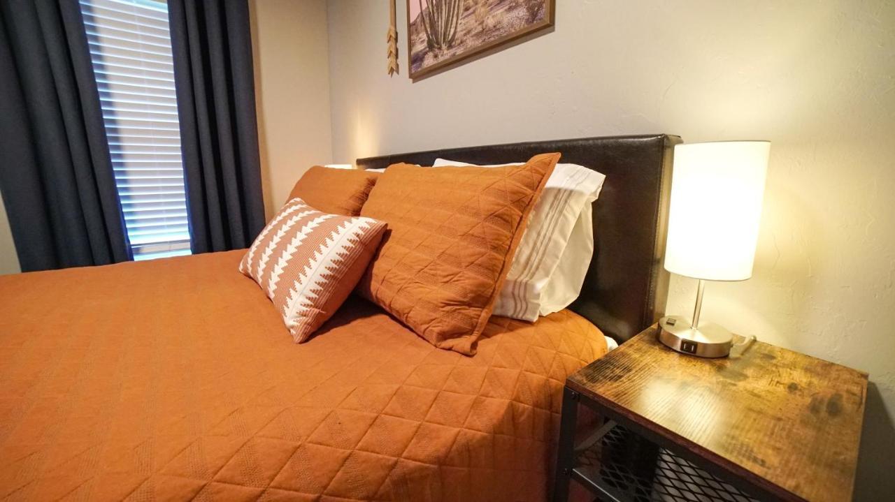 Rock & Roll House, Fiber Internet, Roku Tv, Washer & Dryer, By Dt Chickasha & Leg Lamp! Esterno foto