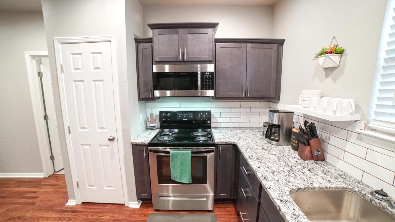 Rock & Roll House, Fiber Internet, Roku Tv, Washer & Dryer, By Dt Chickasha & Leg Lamp! Esterno foto